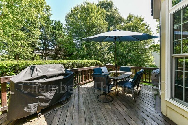 Building Photo - 641 Meade Dr SW