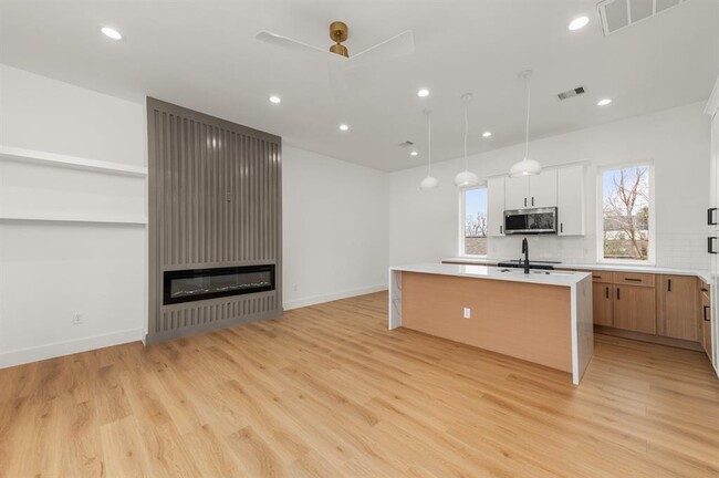 Building Photo - 1807 Sakowitz St