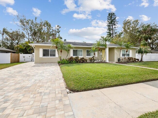 Building Photo - 605 Gardenia St