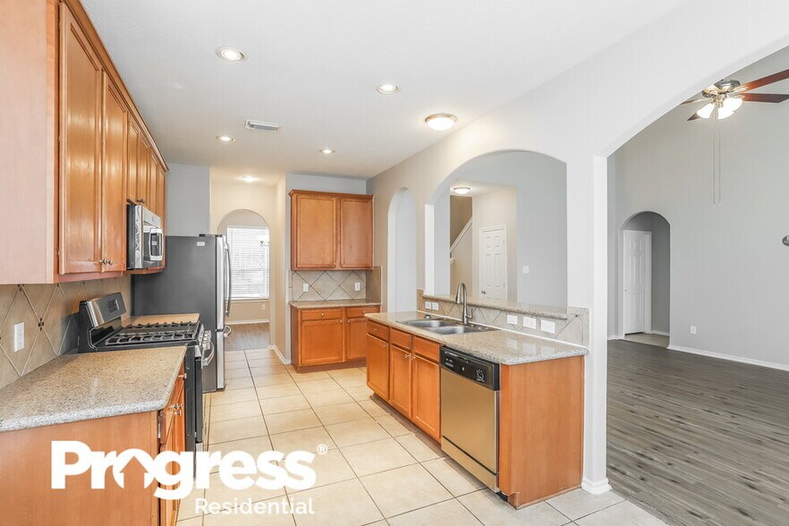 Building Photo - 4939 Forest Hurst Dr