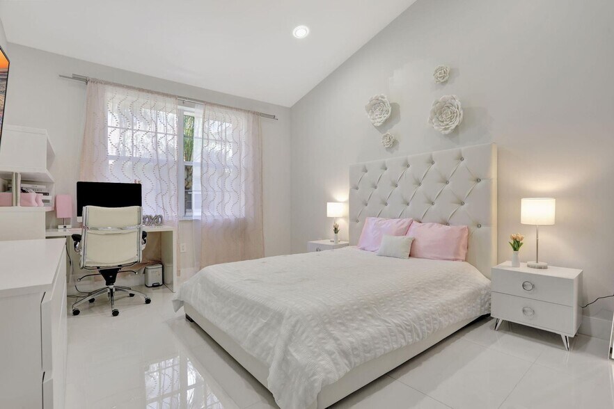 Building Photo - 6584 Villa Sonrisa Dr