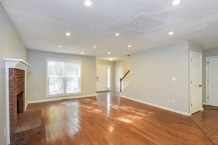Building Photo - 655 Simon Ive Dr