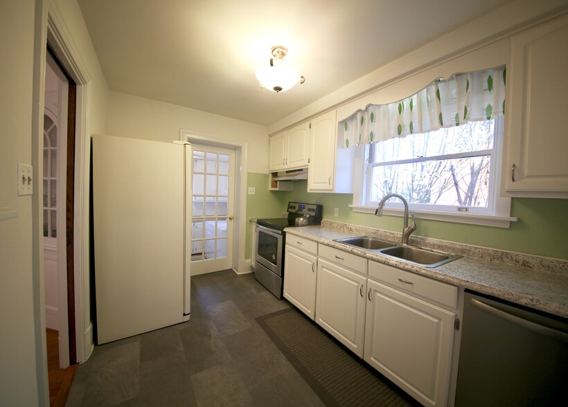 Laundry room off kitchen. - 2308 Buckingham Ave