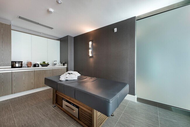 Building Photo - 300 Sunny Isles Blvd