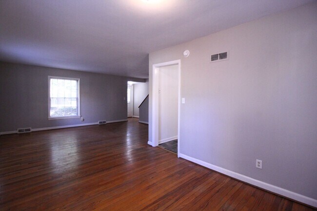 Building Photo - February FREE On This 2 Bedroom 1 Bath Duplex In The Waldo Area