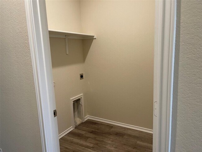 Building Photo - 105 Onna St