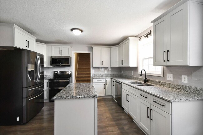 Building Photo - Pet Friendly Three Bedroom with Bonus!