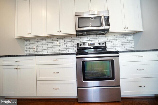 Building Photo - 322 Sugarland Run Dr