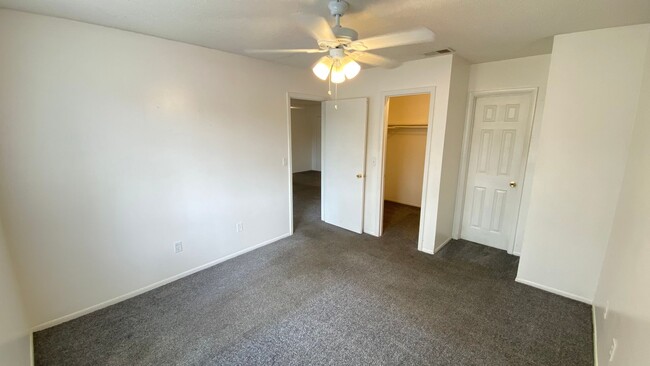 Building Photo - Move In Special! 1 Bed 1 Bath Condo - Pric...