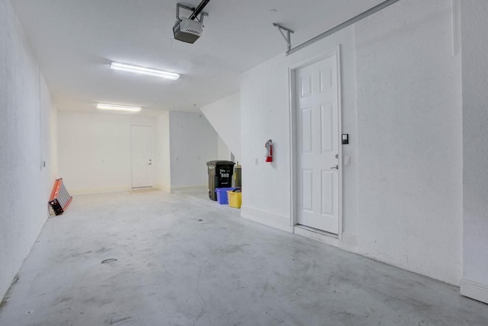 Building Photo - 5113 Artesa Way S