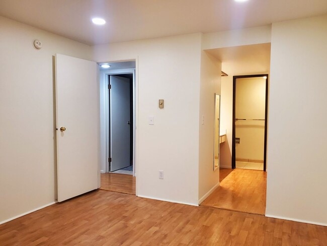 Building Photo - Rent or LEASE with OPTION to purchase this 2bd, 2 ba Condo in Oakbrook, Amenities!