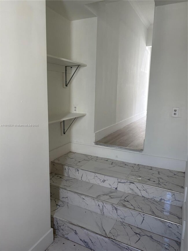 Building Photo - 927 SW 9th Ave