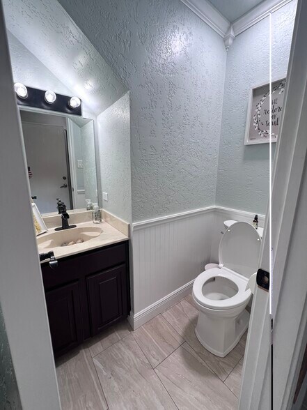 Building Photo - 9234 Fishers Hill Dr