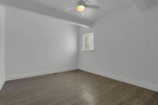 Building Photo - FUNky Building on Kingshwy