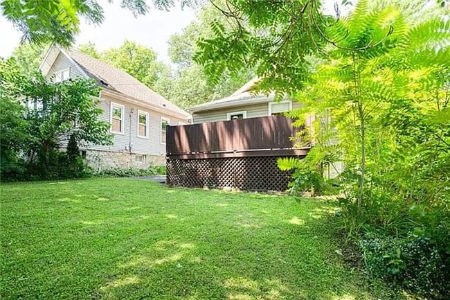 Building Photo - Charming West Plaza Bungalow