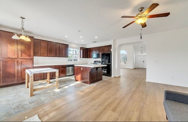 Building Photo - Elegant 5-Bedroom, 3.5-Bathroom Home – Mov...