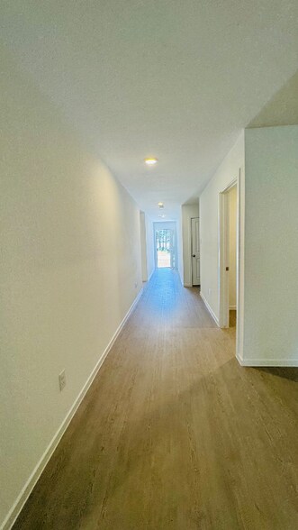 Building Photo - 472 Shoreview Dr