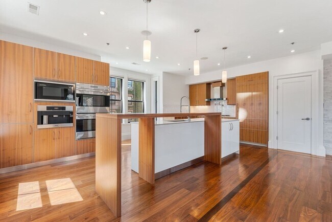 Building Photo - 32 Rutland St