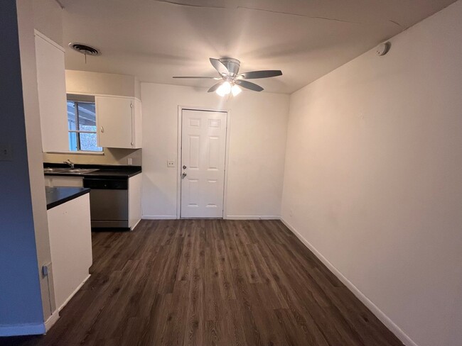 Building Photo - 2 Bed/1bath Duplex in Central Austin