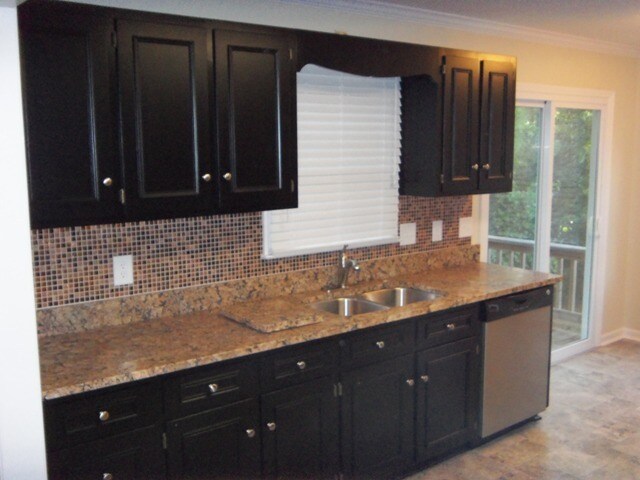 Building Photo - **AVA. 10/1, Possibly Sooner!** 3BR/2BA We...