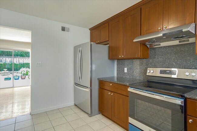 Building Photo - Great Location 3BD Home with Wood Floors &...