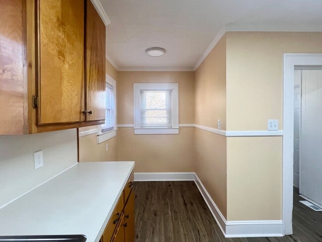 Building Photo - Two bedroom 1 bath house in Burlington