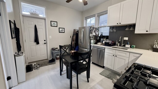 Building Photo - 2246 W Armitage Ave