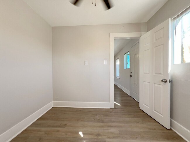 Building Photo - 2384 Linden Ave