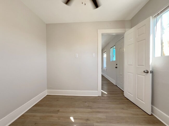 Building Photo - LB2384 - RUBS