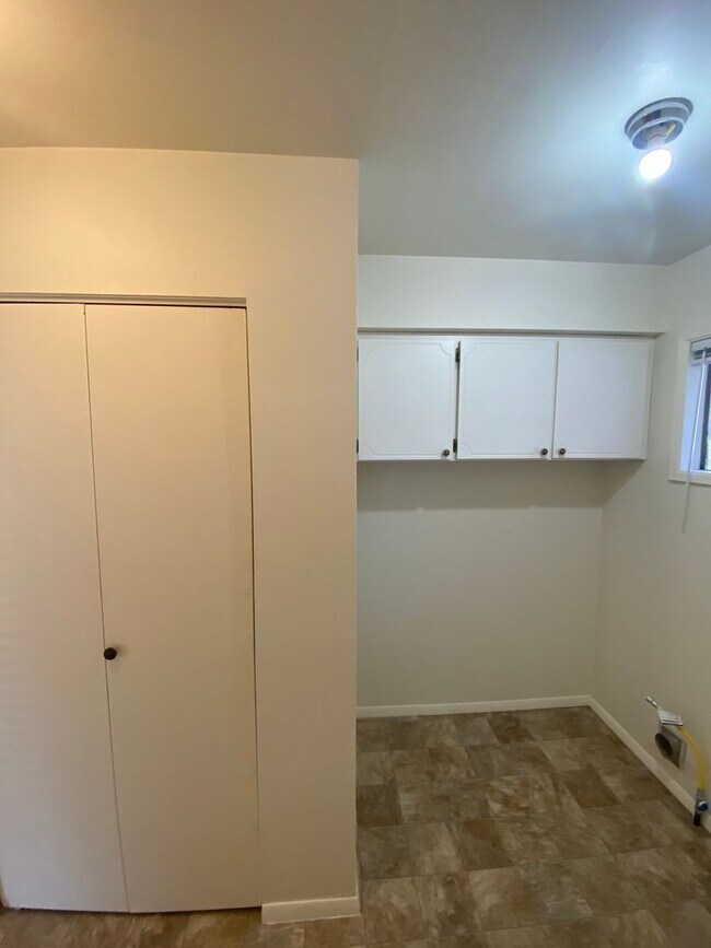 Building Photo - SINGLE FAMILY HOME ON HILLCREST (APP#72)