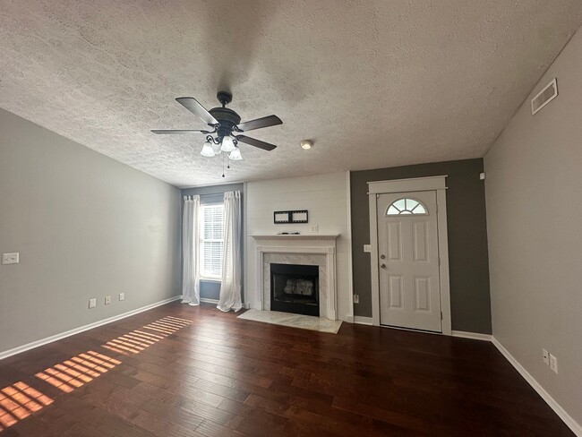 Building Photo - Charming 3-Bed Home with Fenced Yard!