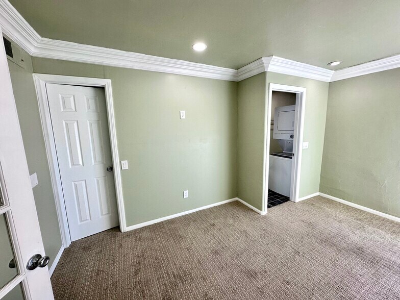 Building Photo - 6563 Park Ridge Blvd