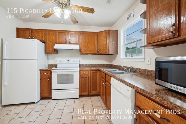 Building Photo - Spacious 3-Story End-Unit Townhome in Prim...