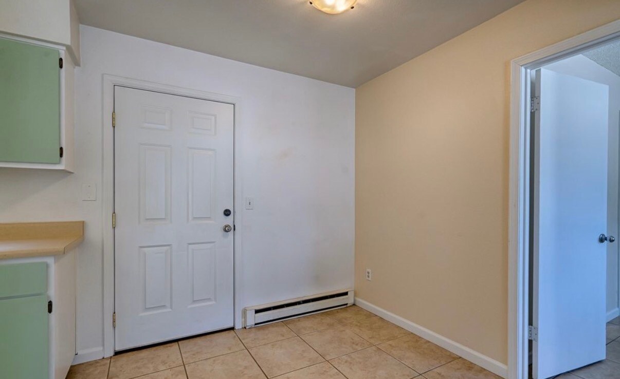 Building Photo - 676 E Zuni Dr