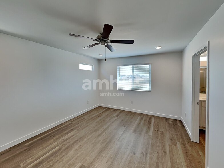 Building Photo - 9665 N Avenida Lucena