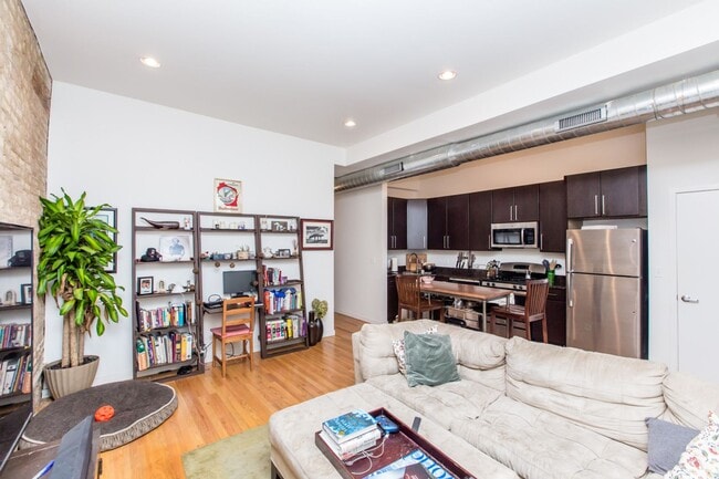 Building Photo - Condo Quality 1Bed/1 Bath in Hot Bucktown/Wicker Park Location! Central Air & In-Unit Laundry!