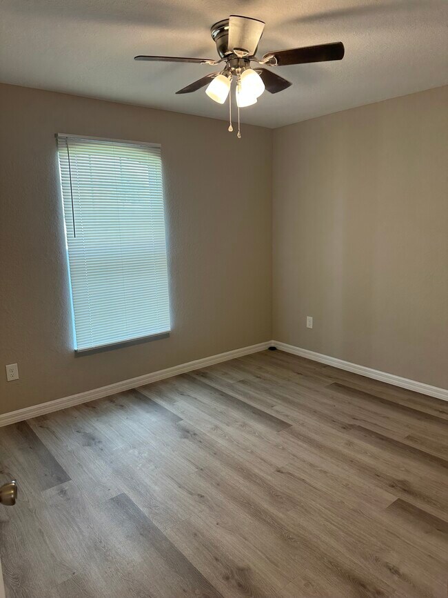 Building Photo - 4 Dogwood Drive Run