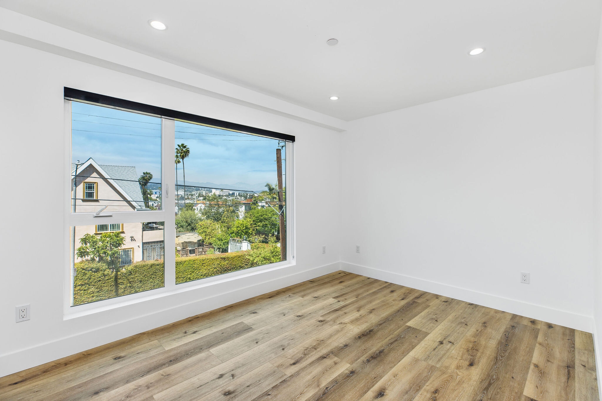 Building Photo - 571 N Mariposa Ave