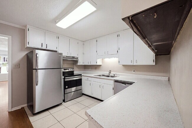 Building Photo - GREAT LOCATION 2BED 2BATH! FENCED IN YARD!