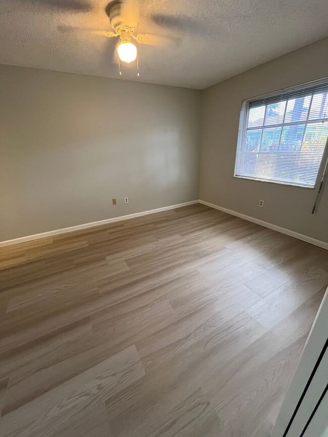 Building Photo - 2/2 First Floor in Poppleton Creek!