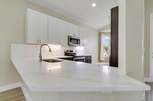 Building Photo - 726 SW Aruba Bay