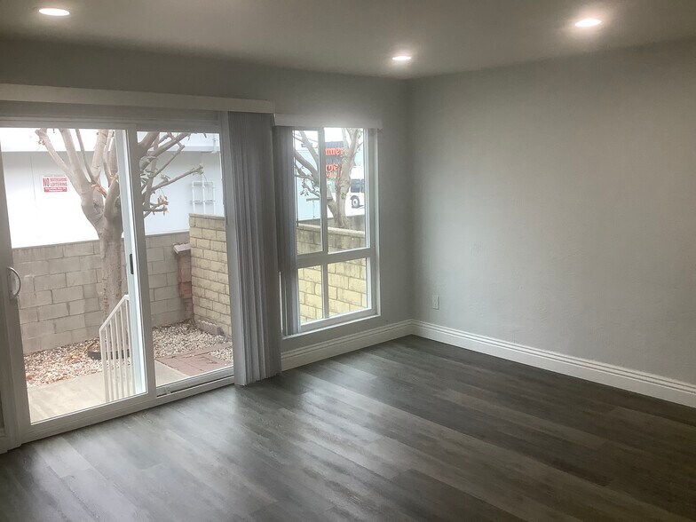 Building Photo - 2121 Vanderbilt Ln