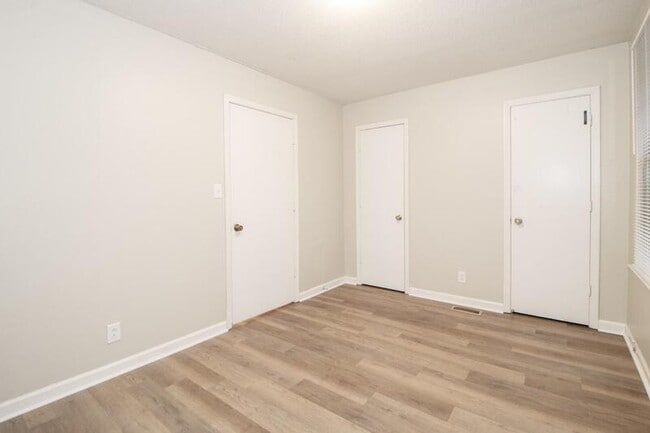 Building Photo - 810-A Golfview Place