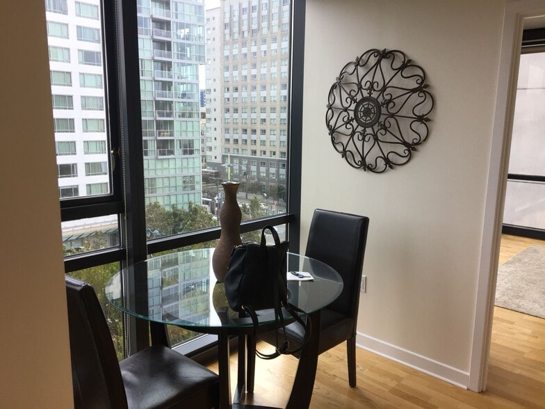 Dining area with stunning views - 260 King St