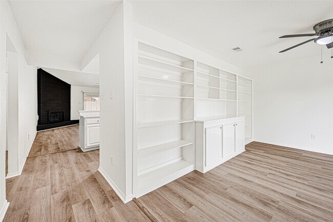 Building Photo - 10206 Sagebluff Dr
