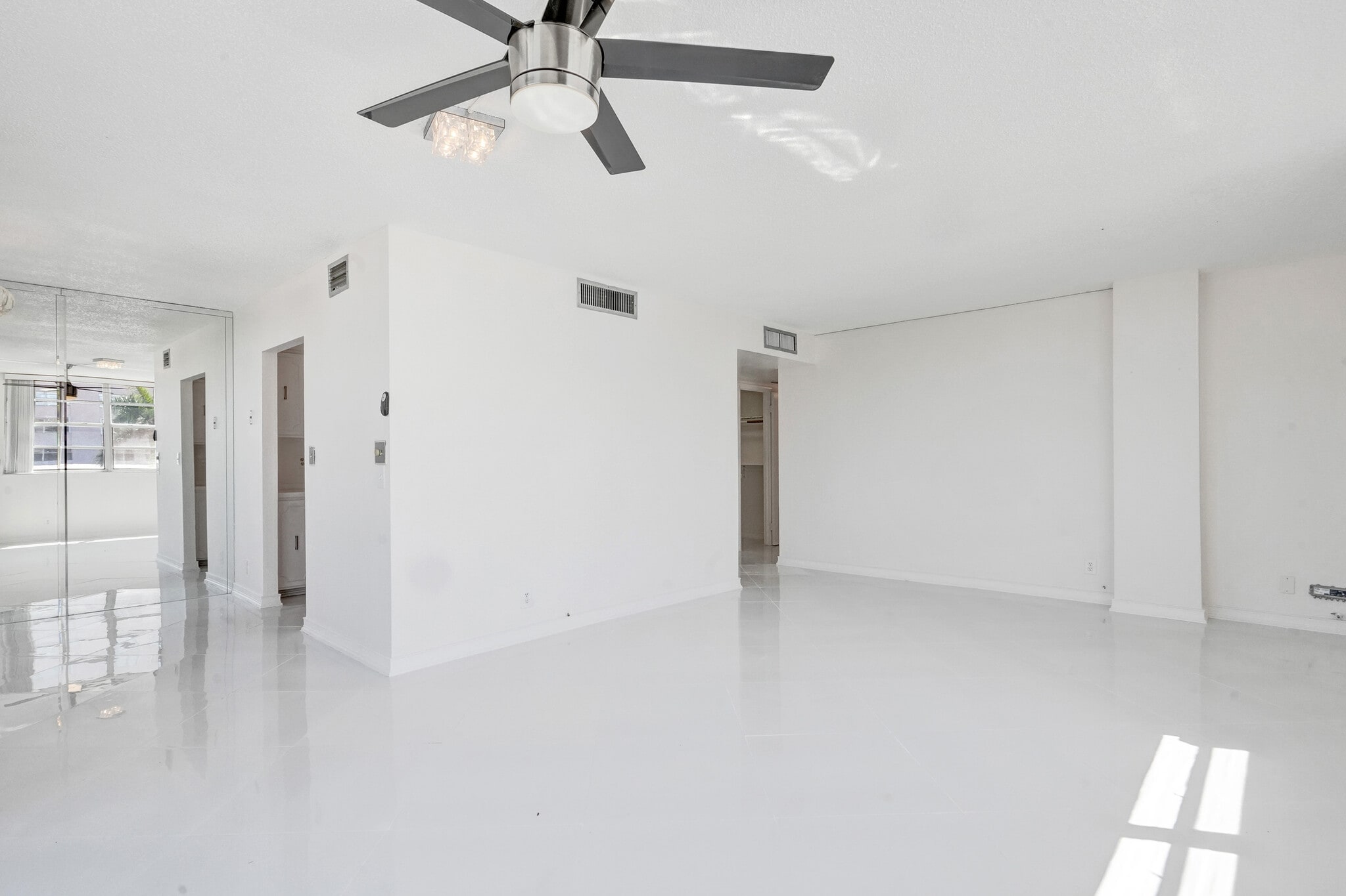 Building Photo - 3113 S Ocean Dr