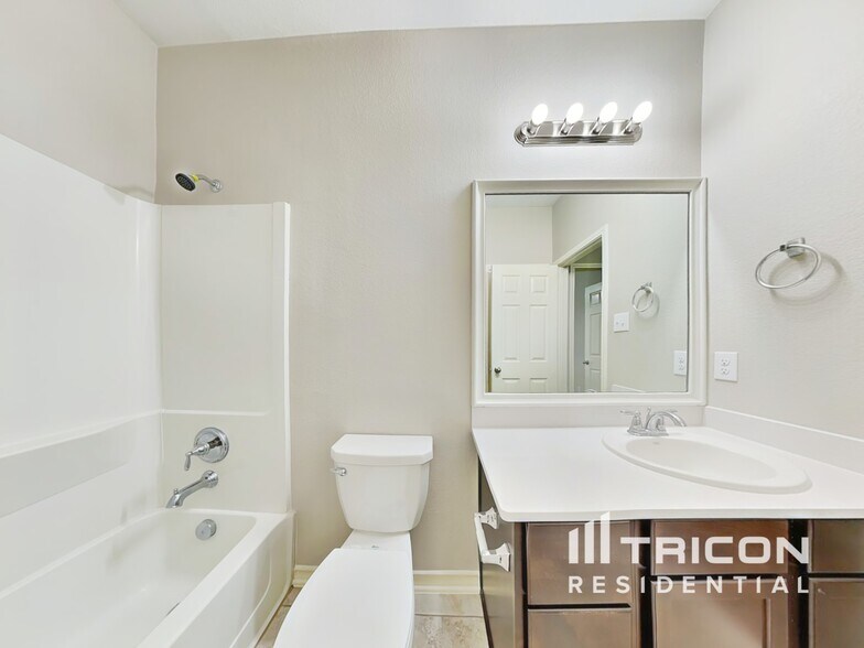 Building Photo - 2211 Leonetti Ln