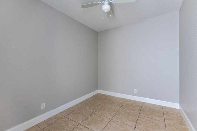 Building Photo - 1025 Staghorn St