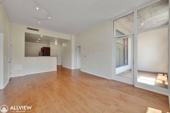 Building Photo - Location, Luxury, and Lifestyle – Top Floo...