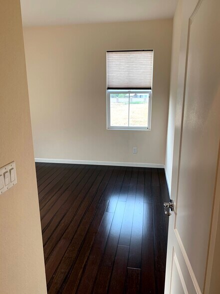2nd Floor Guest Bed 2 - 5853 Flora Cmn